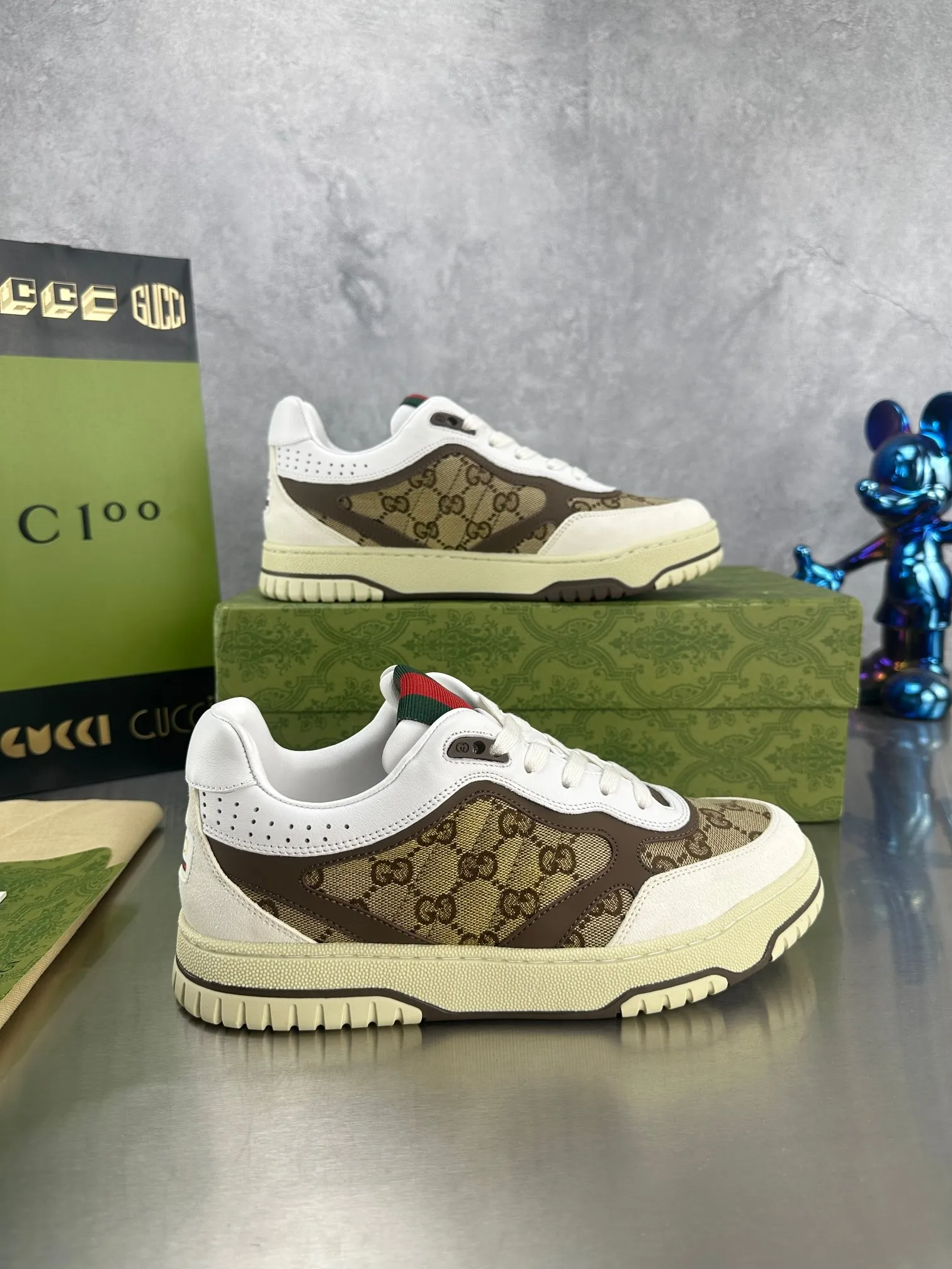 👟👟Ex-factory price 600👟👟 Gucci's latest hot-selling series of high and low-cut distressed couple's sneakers are shipped. The original version is purchased, developed and manufactured. This high-low top sneaker adopts a basketball-style silhouette design, cleverly integrated with hollow panels and distressed effects, showing its unique ingenuity. The ingenuity incorporates brand logo details such as interlocking Double G styling accessories and Gucci lettering, a low-key tribute to the brand's design heritage. Exquisite packaging at the delivery counter 🛍📦 ▪️ Fabric: Original customized imported first-layer cowhide ▪️ Inner lining: Imported first-layer cowhide ▪️ Sole: Original molded TPU sole ▪️ Sole thickness: 3cm ▪️ Size: 35-46 (Male 38 46 customized)